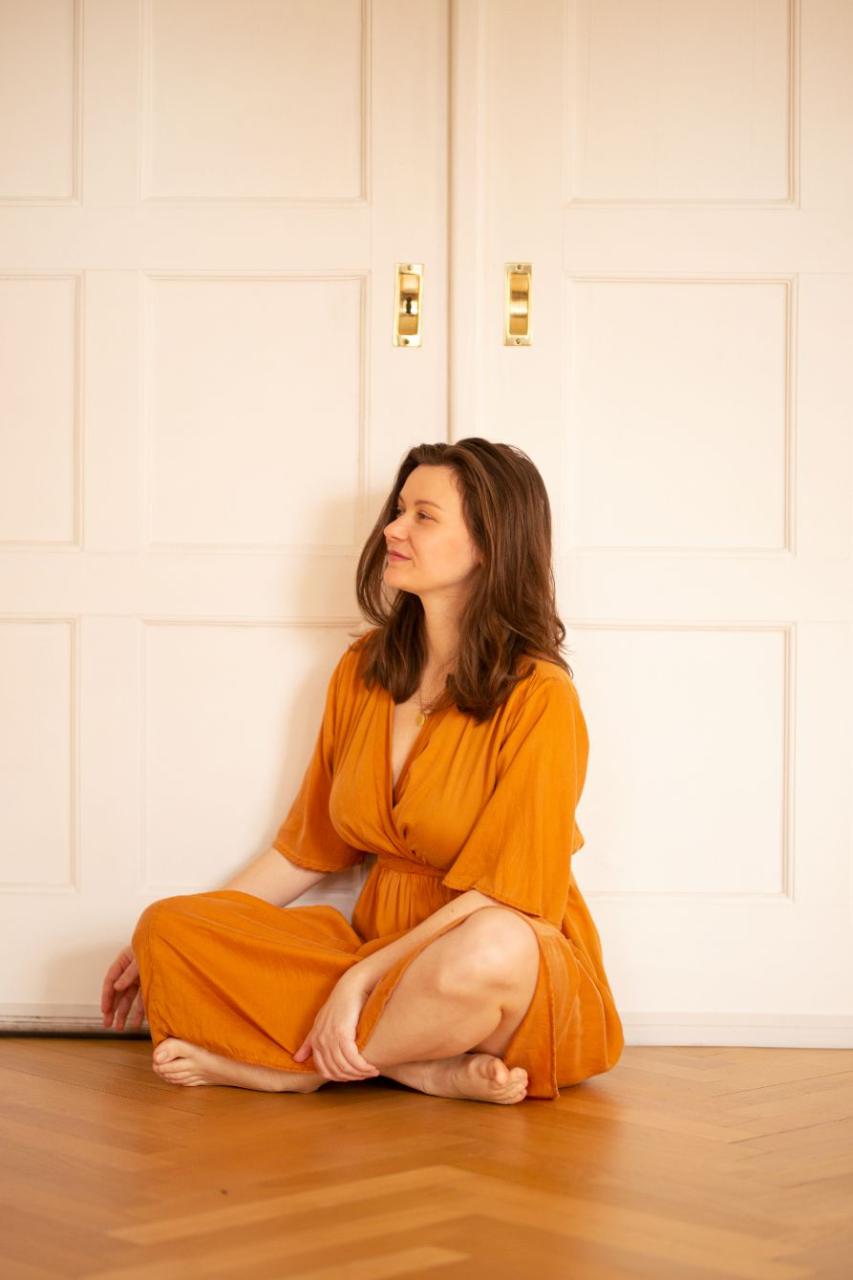 Anna in Meditation vor heller Tür