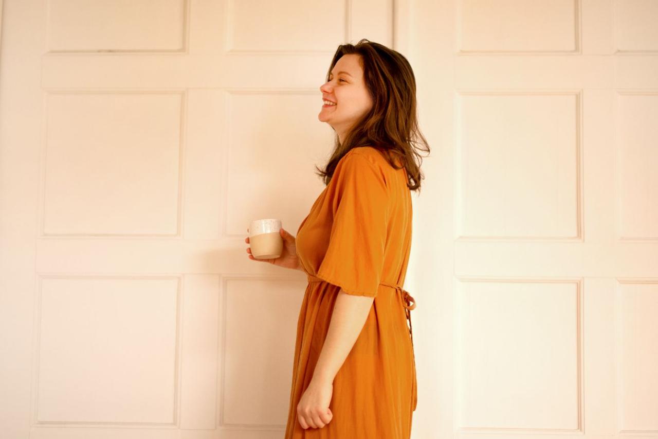 Anna mit Tasse, freudvoller Moment