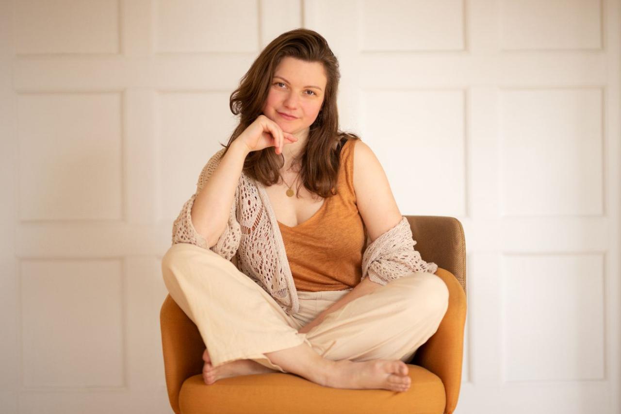 Anna im Sessel, präsent und offen