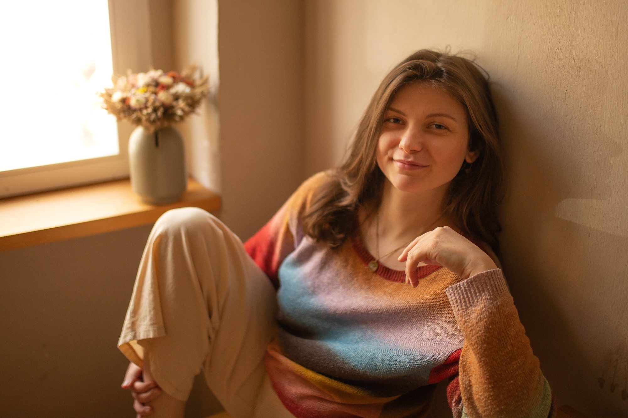 Anna Altermann am Fenster im warmen Licht