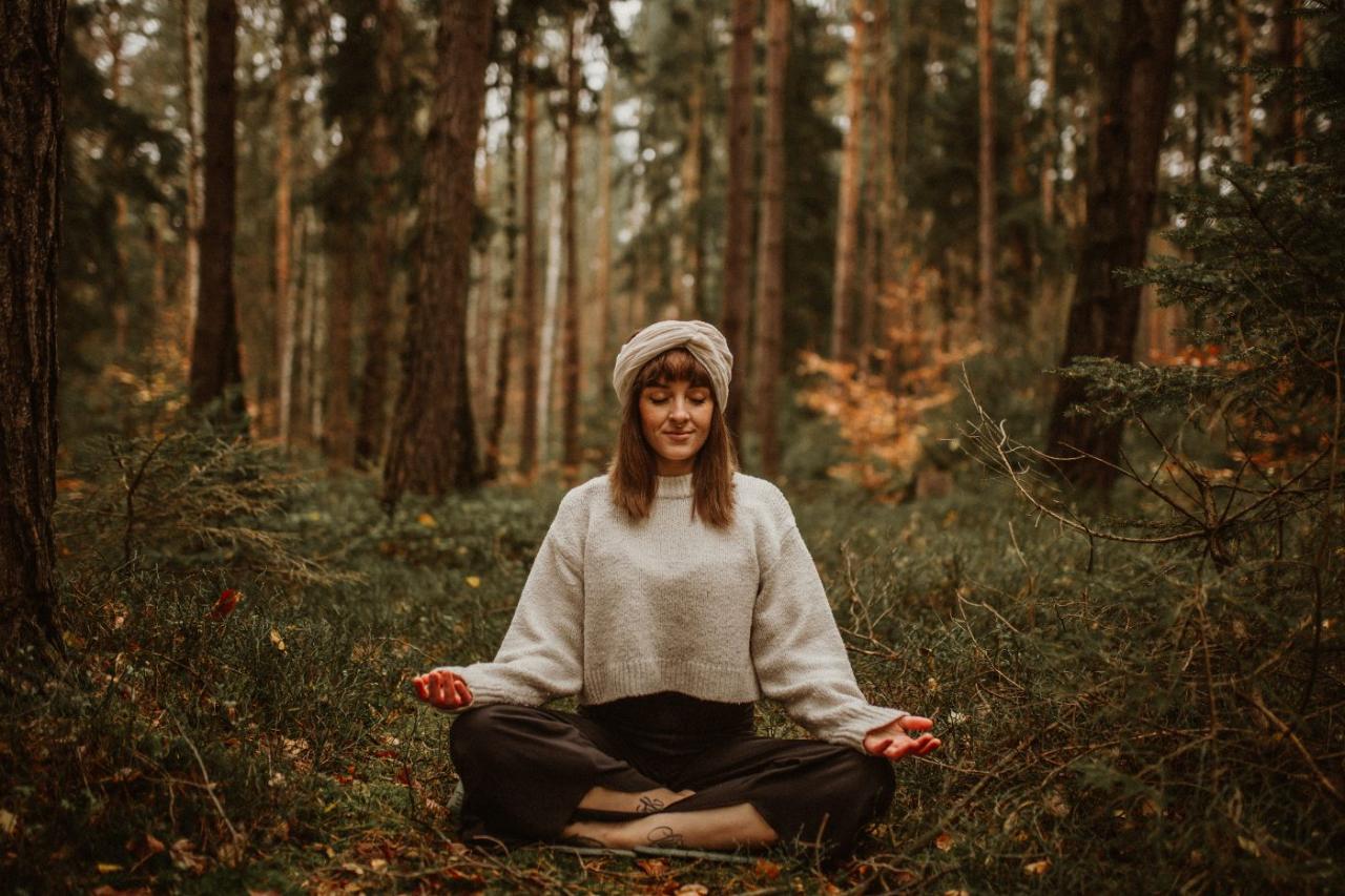 Anna in Meditation im herbstlichen Wald
