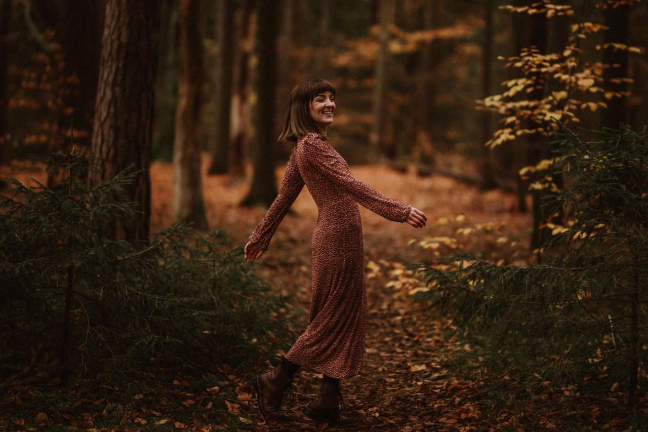 Anna tanzend auf dem Waldweg