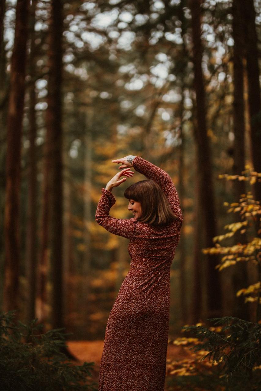 Anna in tänzerischer Bewegung im Wald