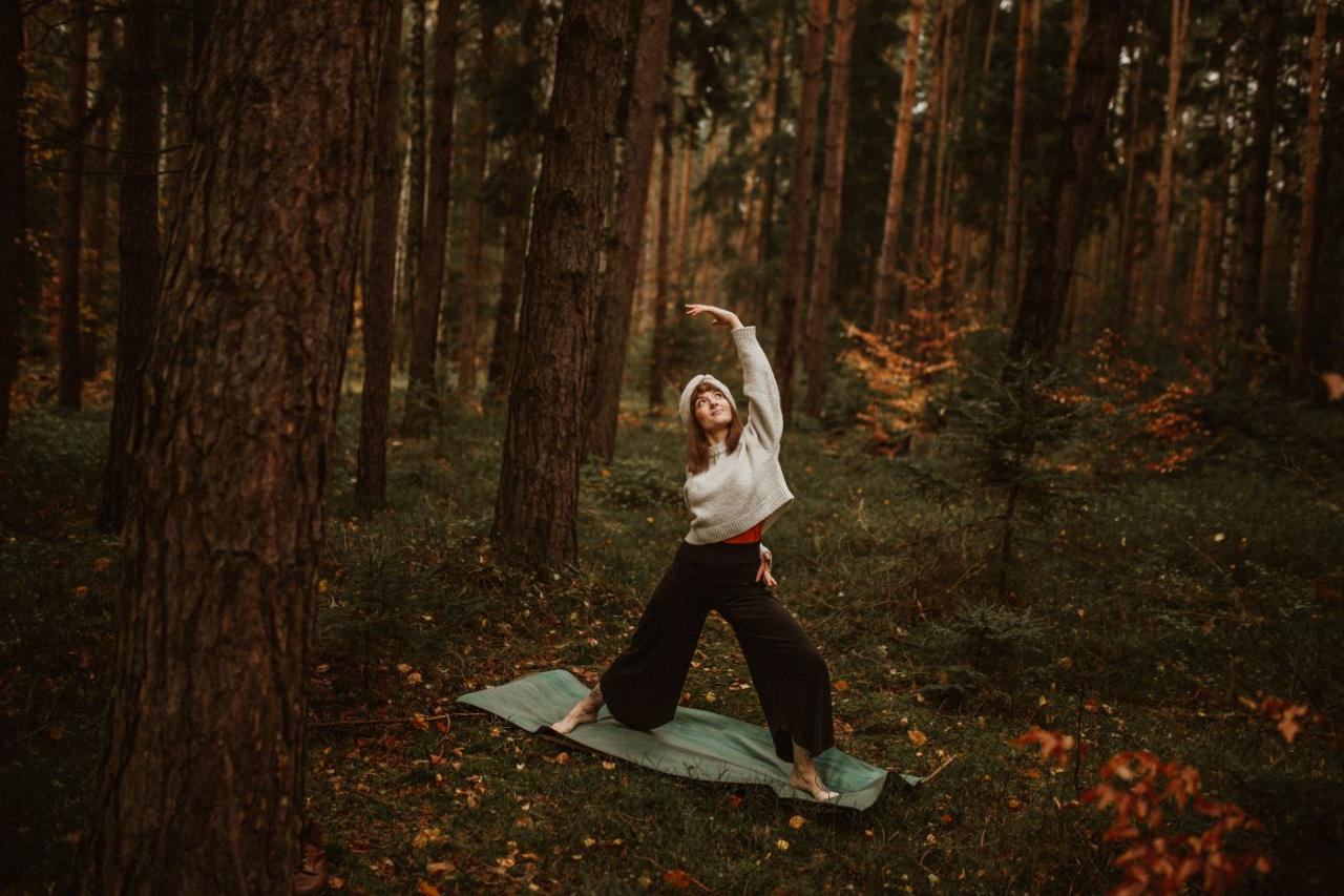 Anna in der Krieger-Pose auf der Matte
