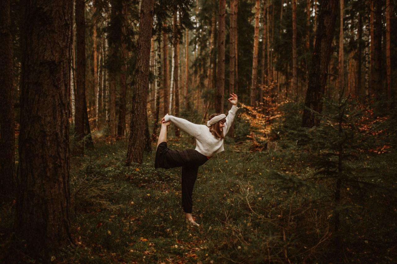Anna in der Tänzer-Pose zwischen den Kiefern