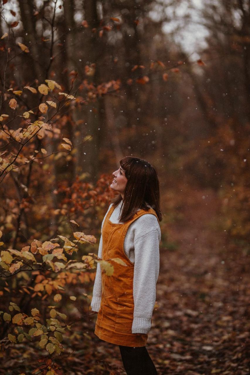 Anna blickt nach oben, Herbstlicht