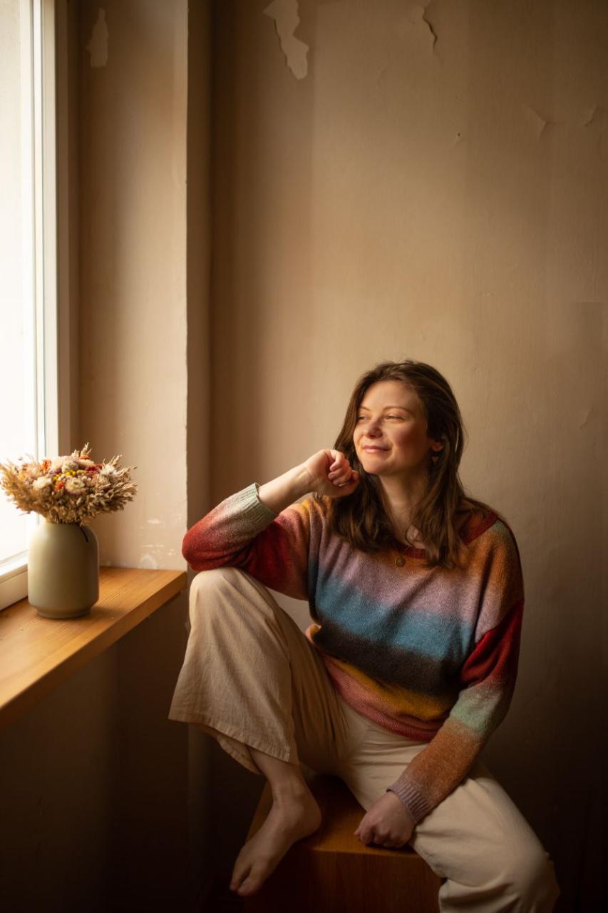 Anna am Fenster, nachdenklicher Moment