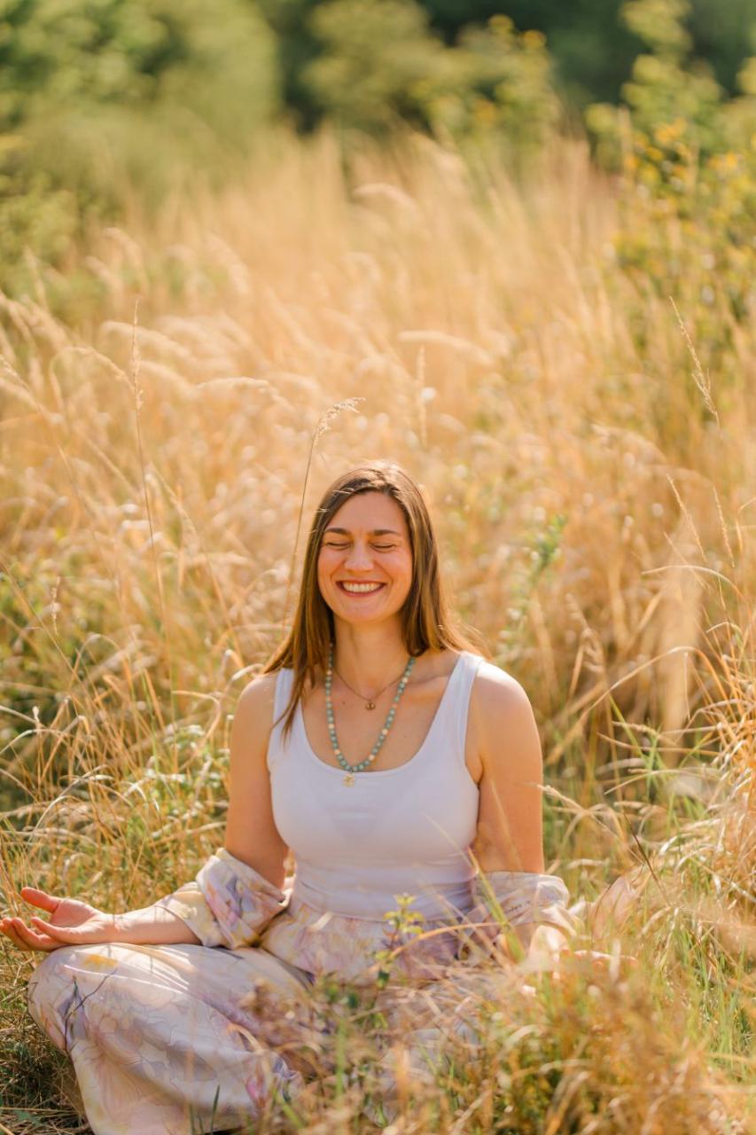Lachende Meditation im Feld