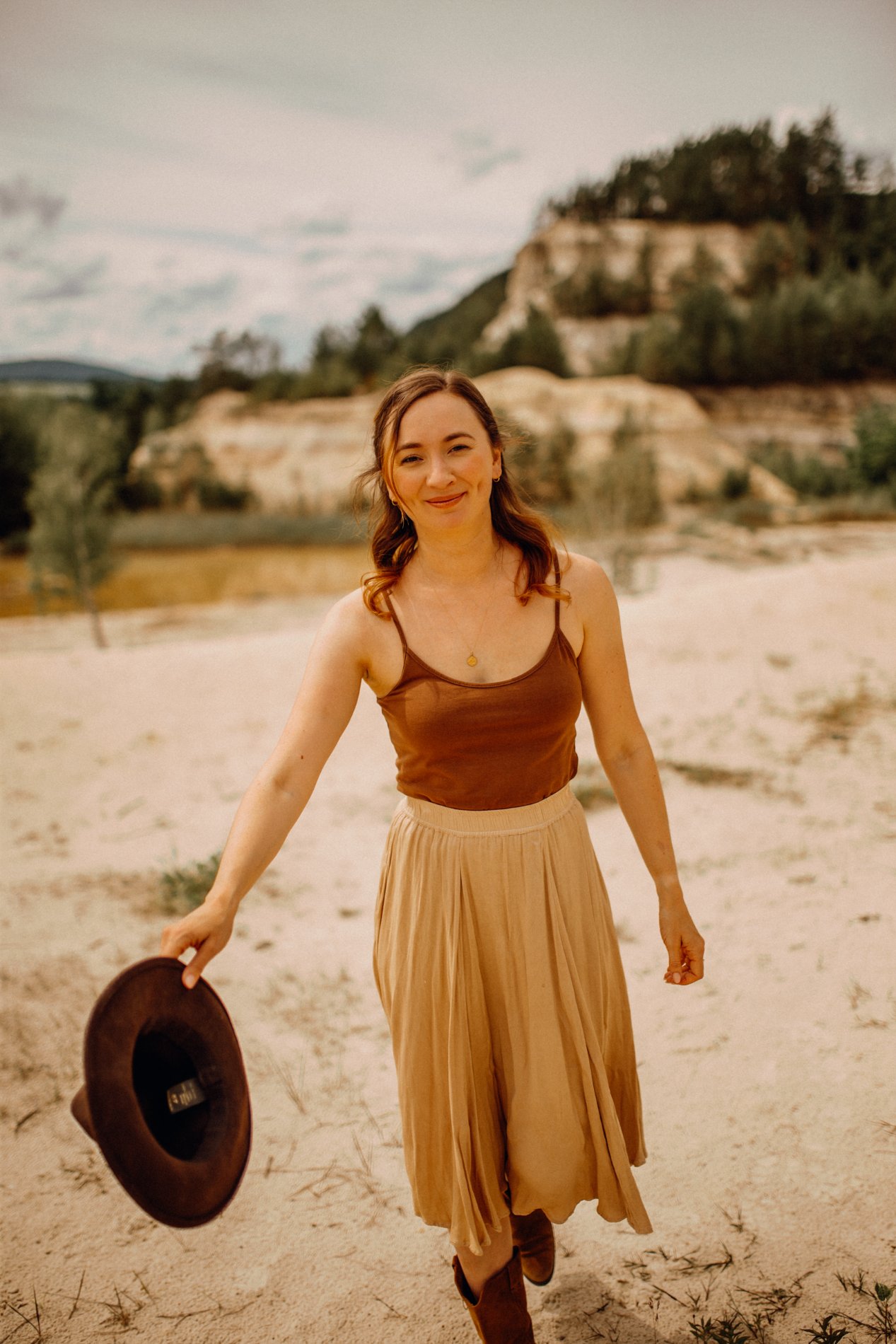 Vanessa im Sandsteinbruch, Hut in der Hand