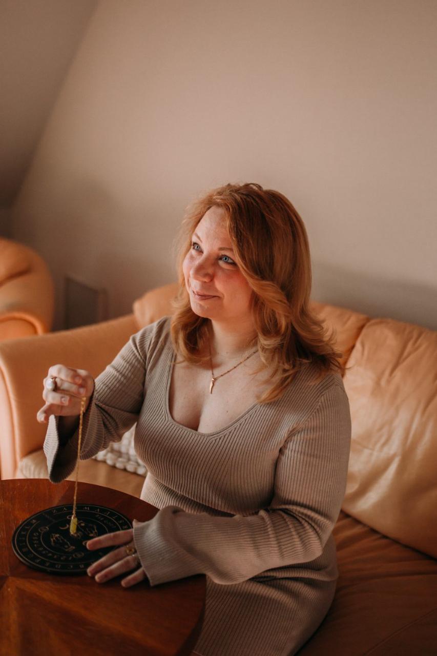 Janine lachend beim Schreiben im Journal