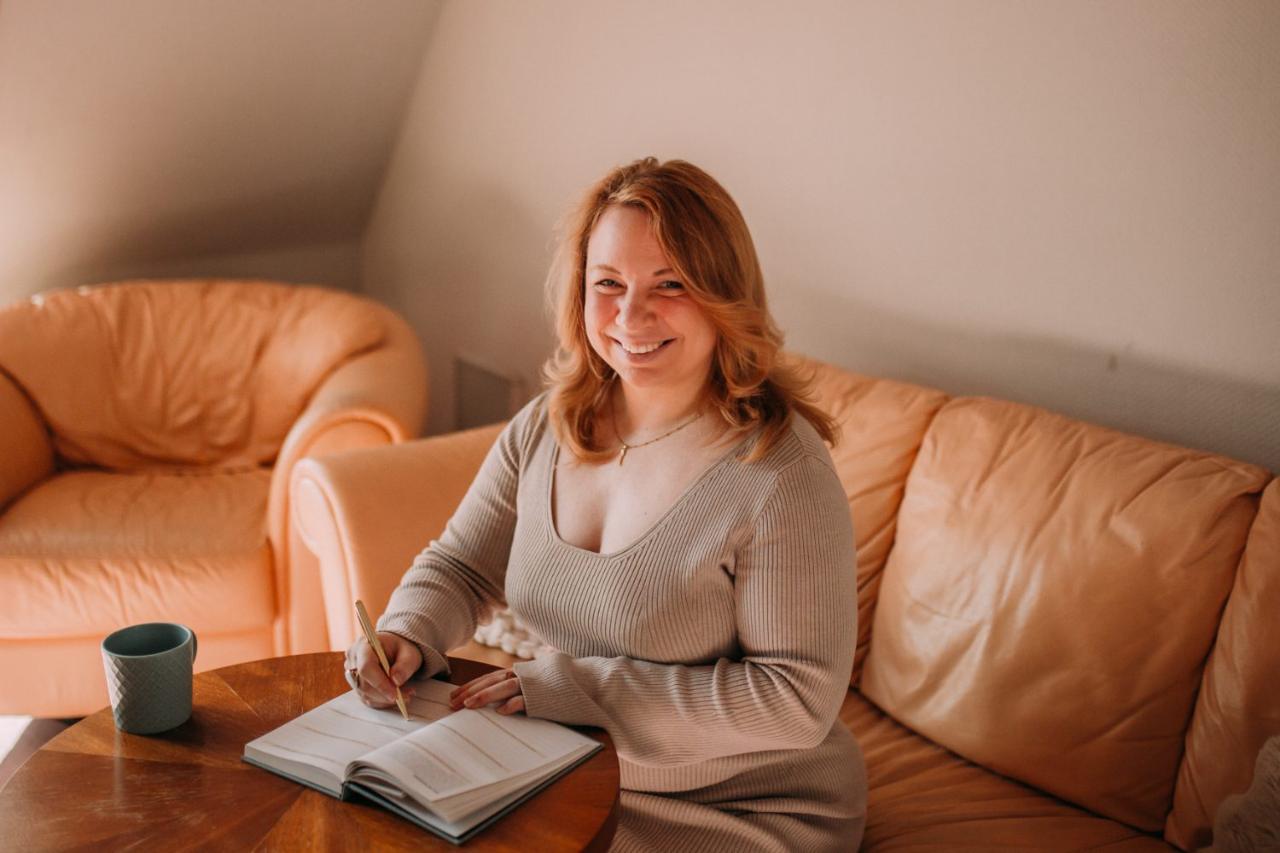 Janine mit Tasse, nachdenklicher Moment