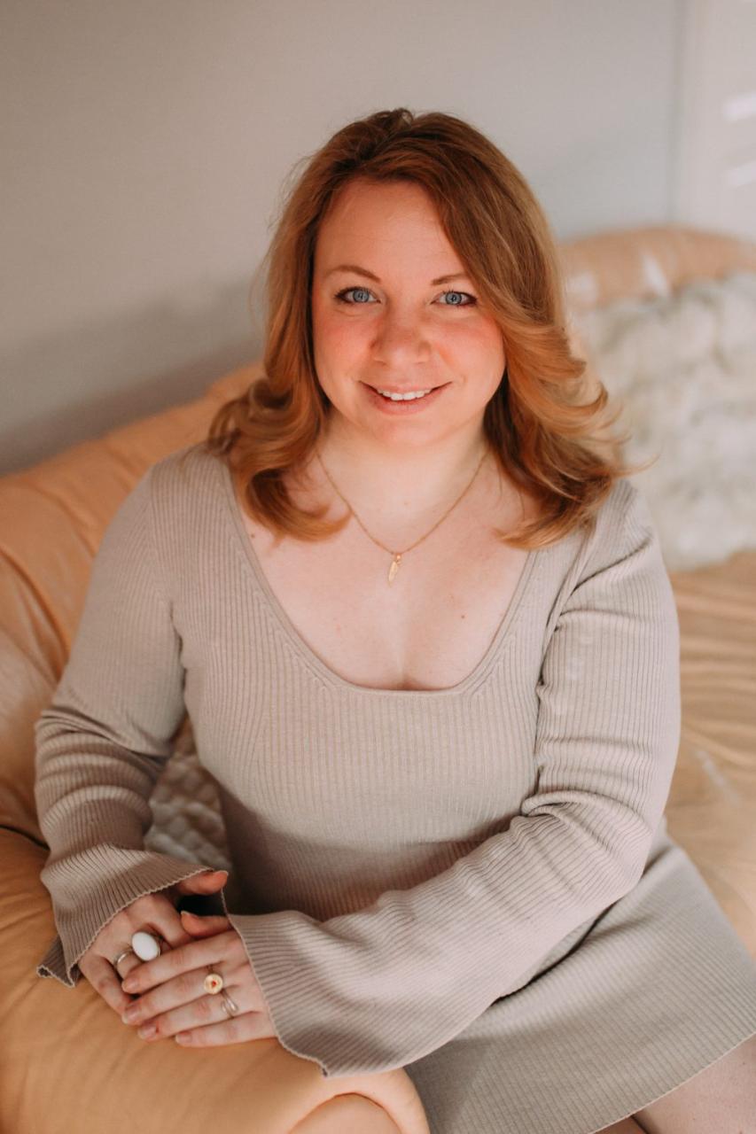 Warmes Porträt von Janine auf dem Sofa