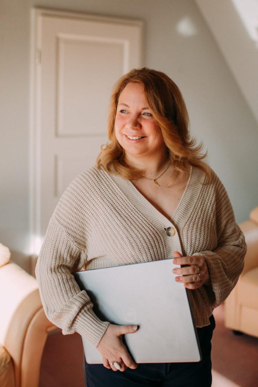 Janine mit Laptop — geerdet und präsent