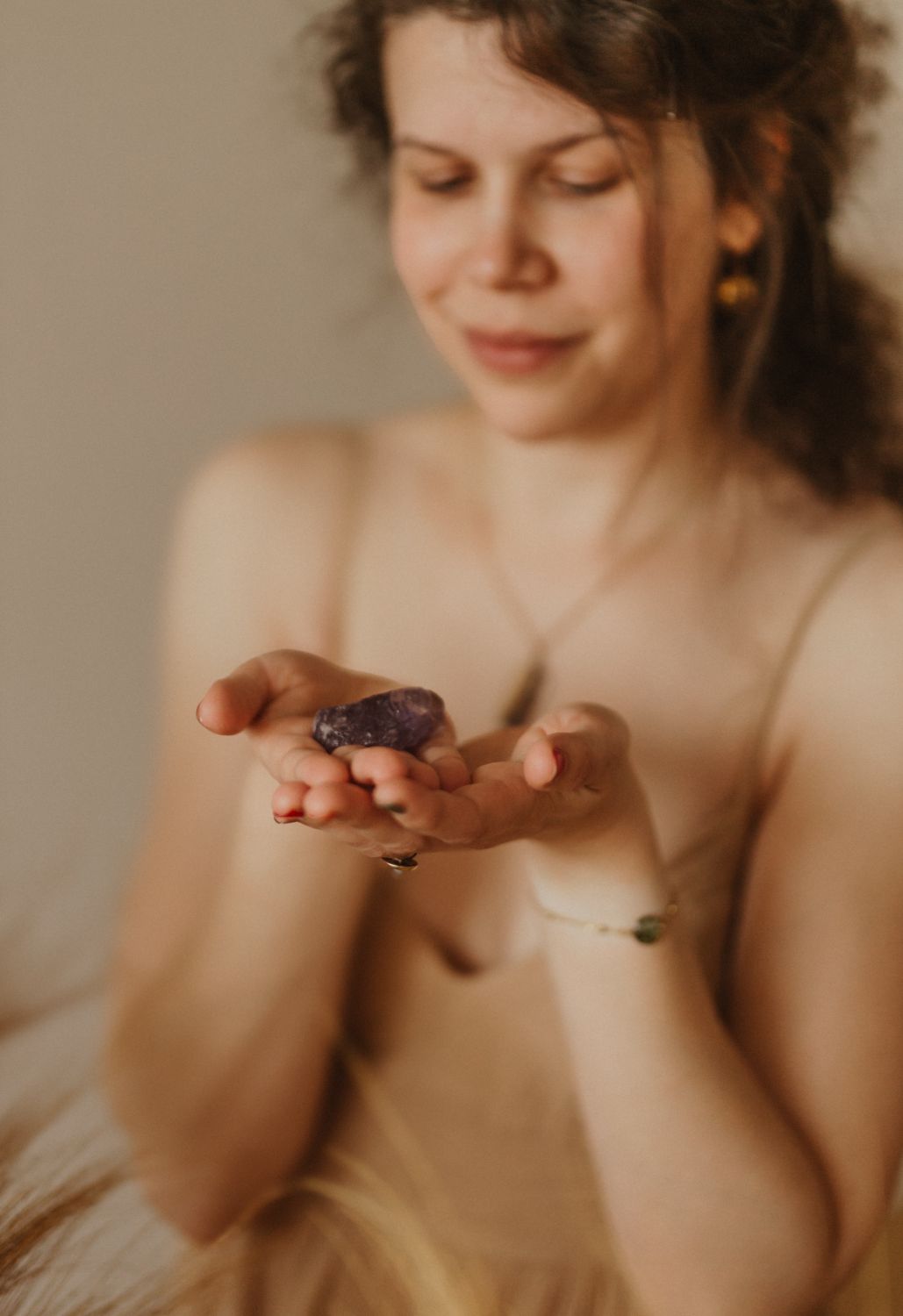 Jenny mit Amethyst in den Händen