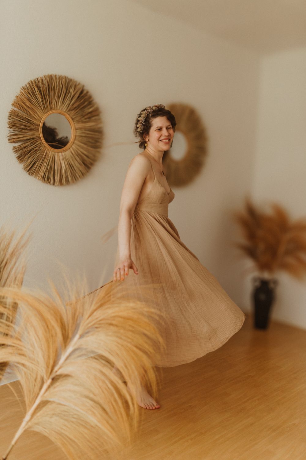 Jenny tanzend im beigen Kleid