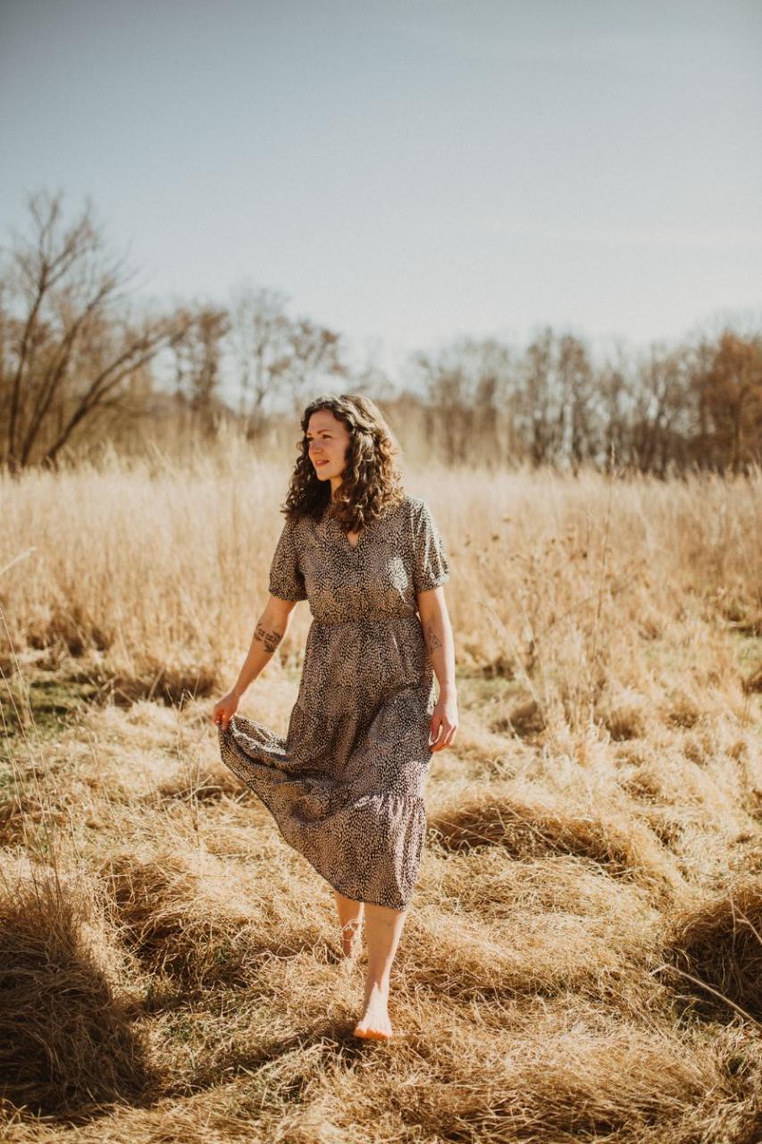 Lisa im Kleid, dem Wind zugewandt