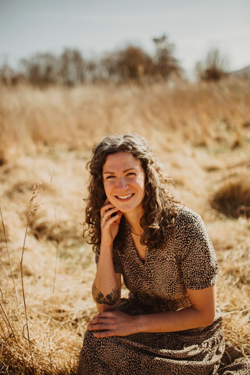 Lisa lachend im goldenen Gras