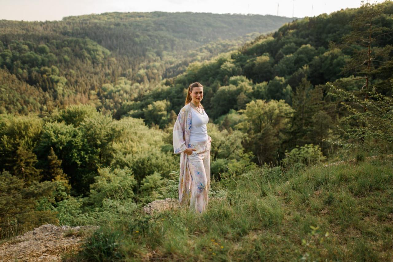 Maria über dem weiten Waldtal