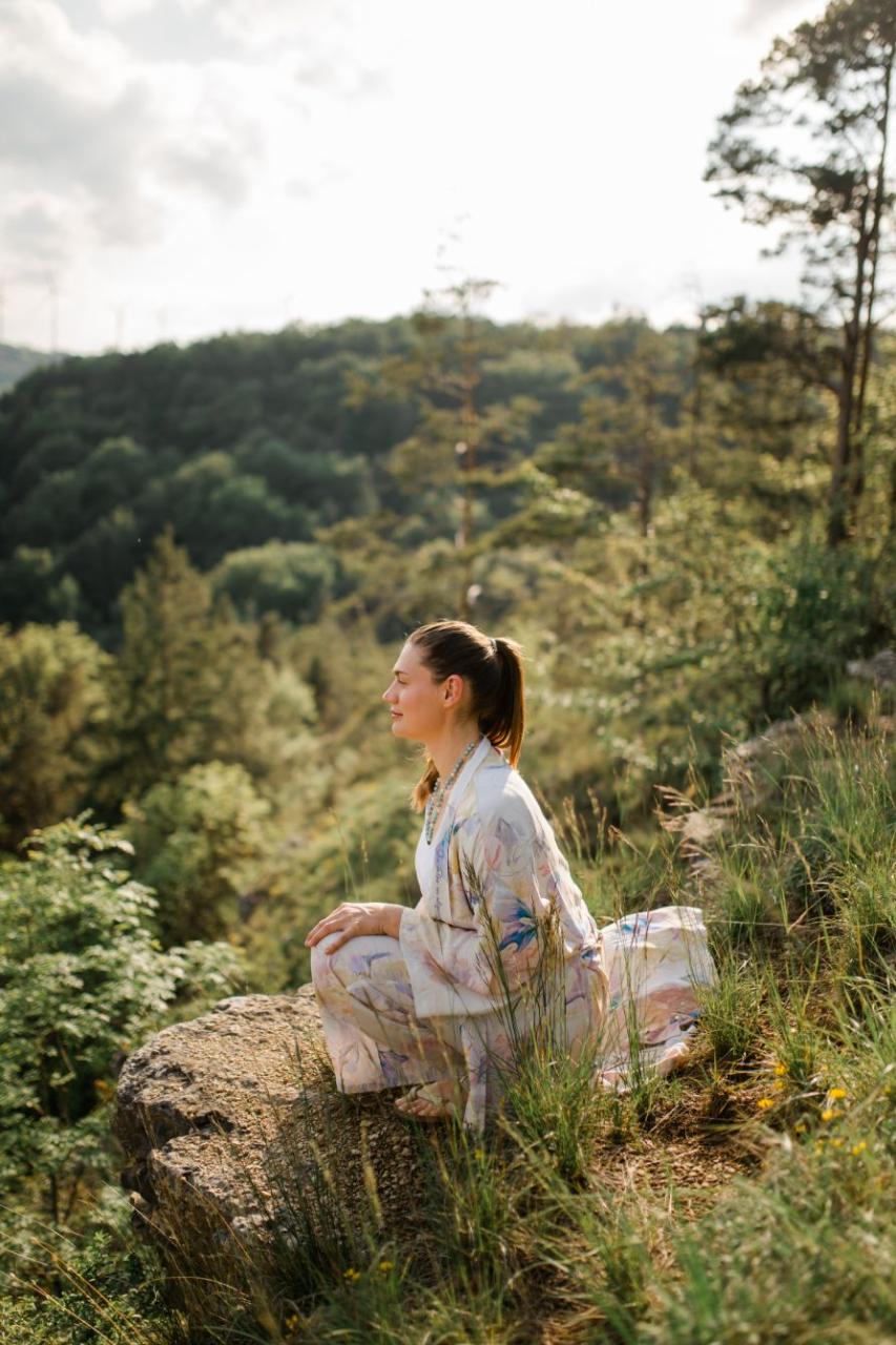 Maria in stiller Meditation am Ernst-Häckel-Stein