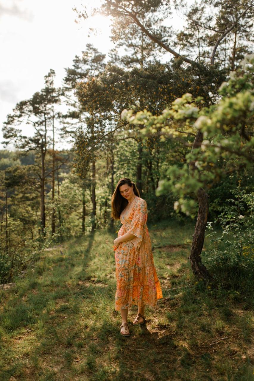 Maria im Kleid, dem Wald zugewandt