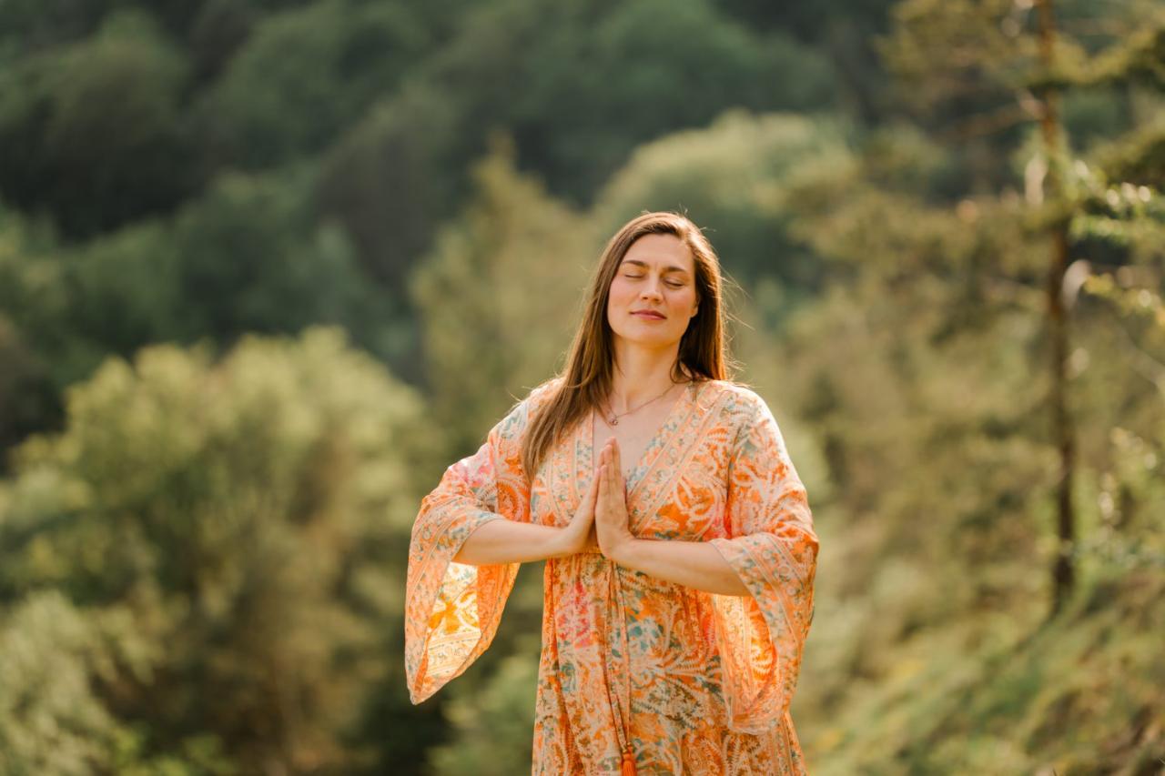 Maria in Gebetshaltung in der Natur
