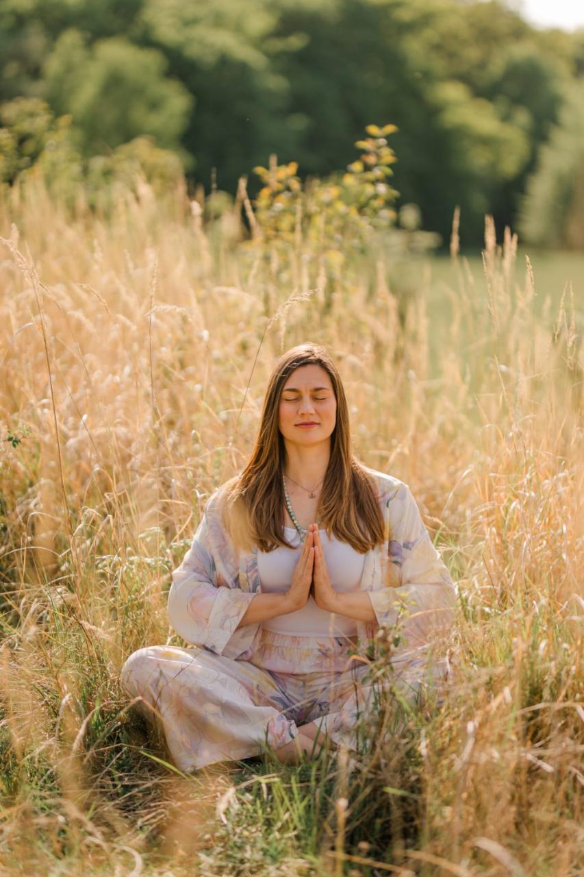 Maria meditierend im goldenen Gras