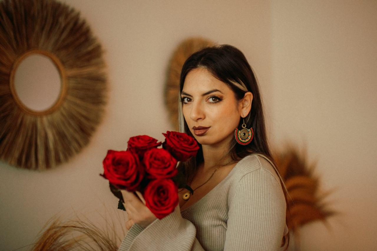 Maria mit roten Rosen, ruhiger Blick
