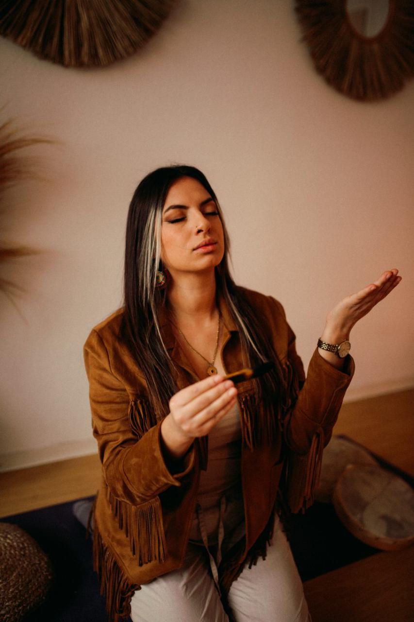 Maria mit Palo Santo, achtsame Geste