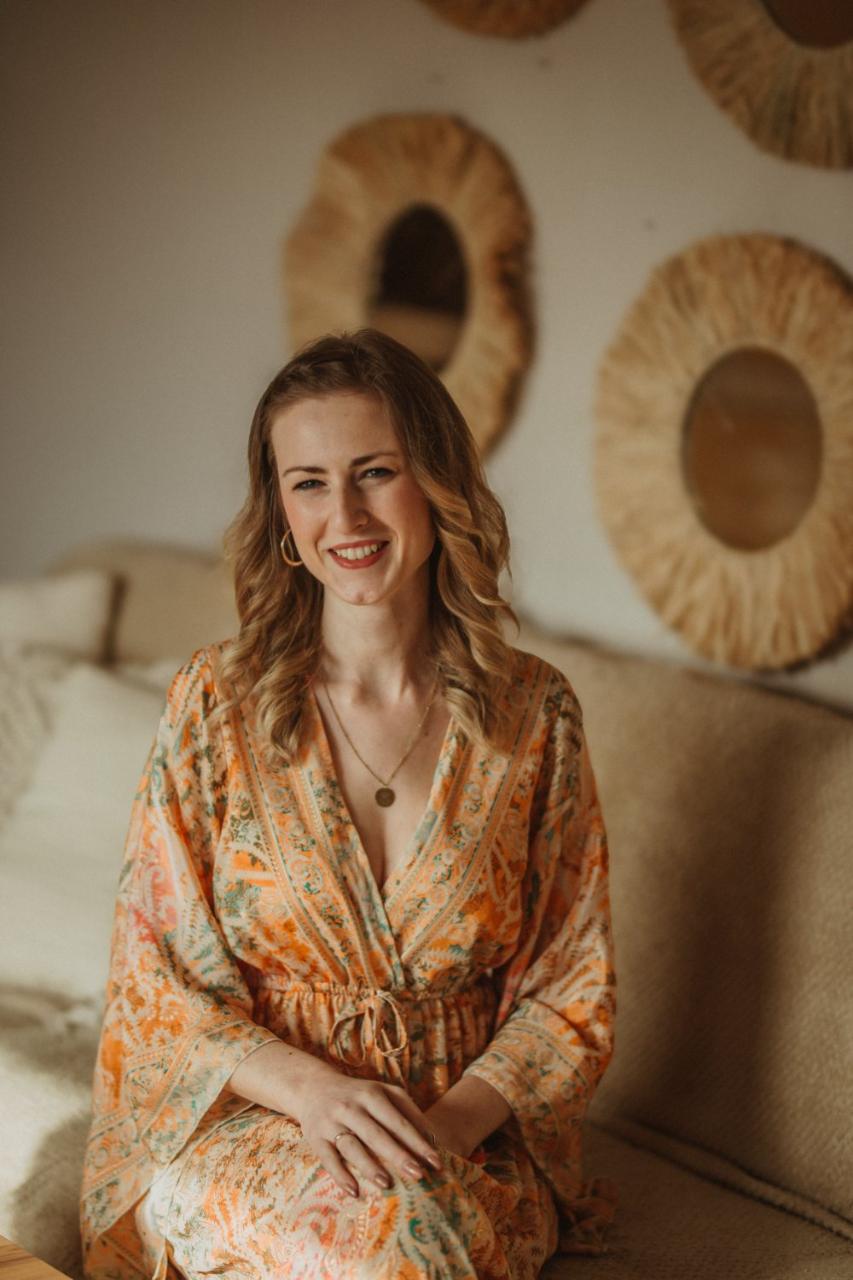 Sarah im orangefarbenen Kimono, warmes Lächeln