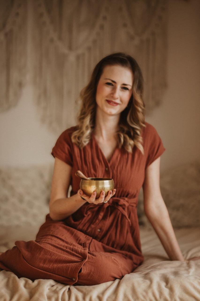 Sarah mit Klangschale, sanftes Lächeln