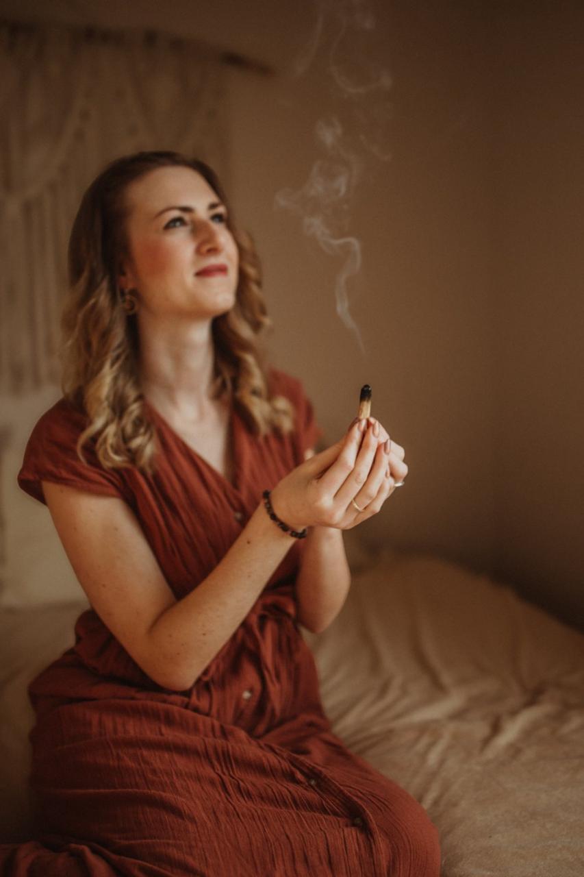 Sarah mit Klangschale, lachend