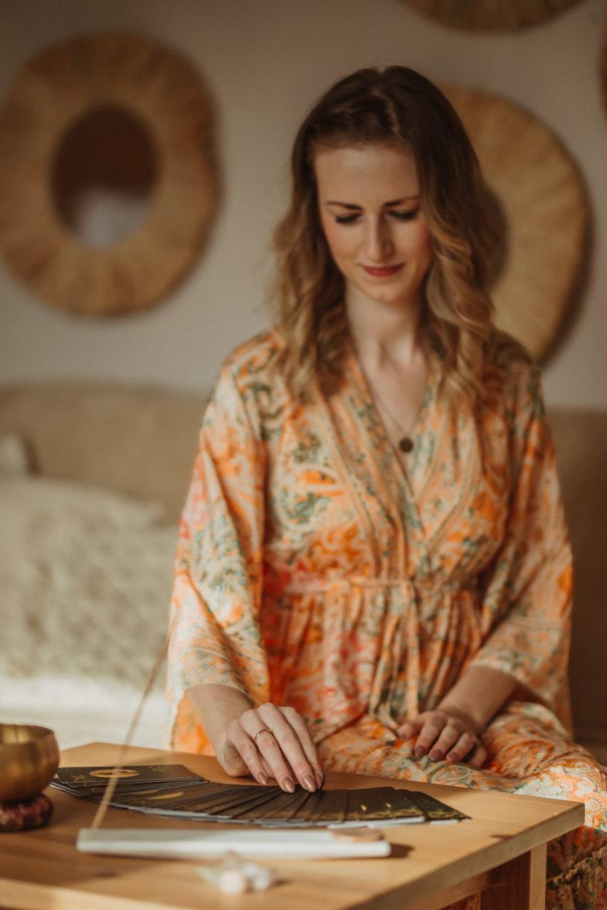 Sarah im Kimono, strahlendes Lachen