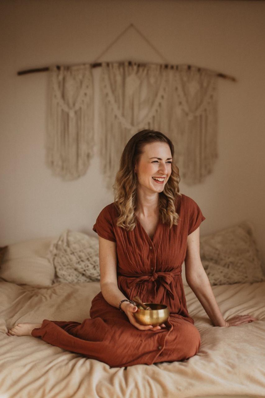 Sarah beim Räuchern mit Palo Santo, dem Licht zugewandt