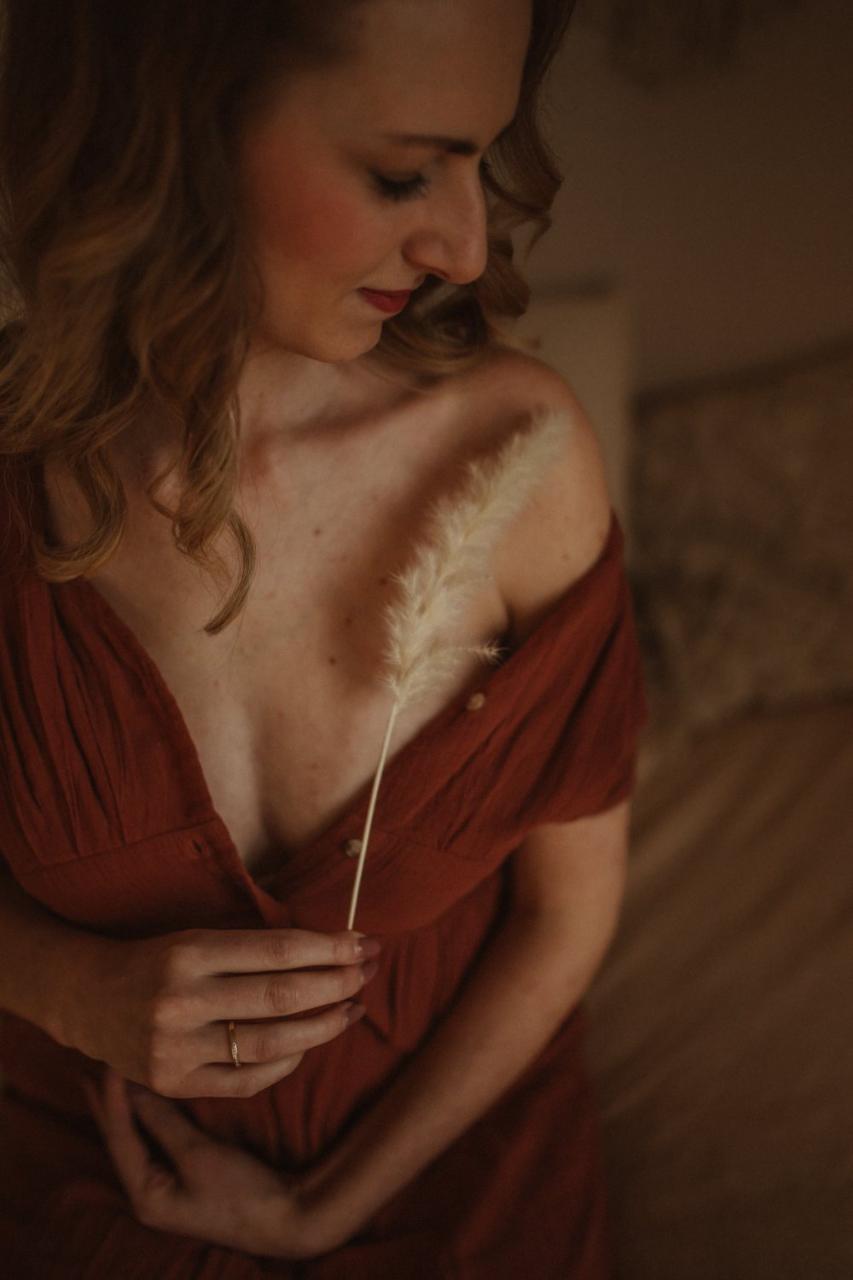Sarah mit Pampasgras, intimer Moment