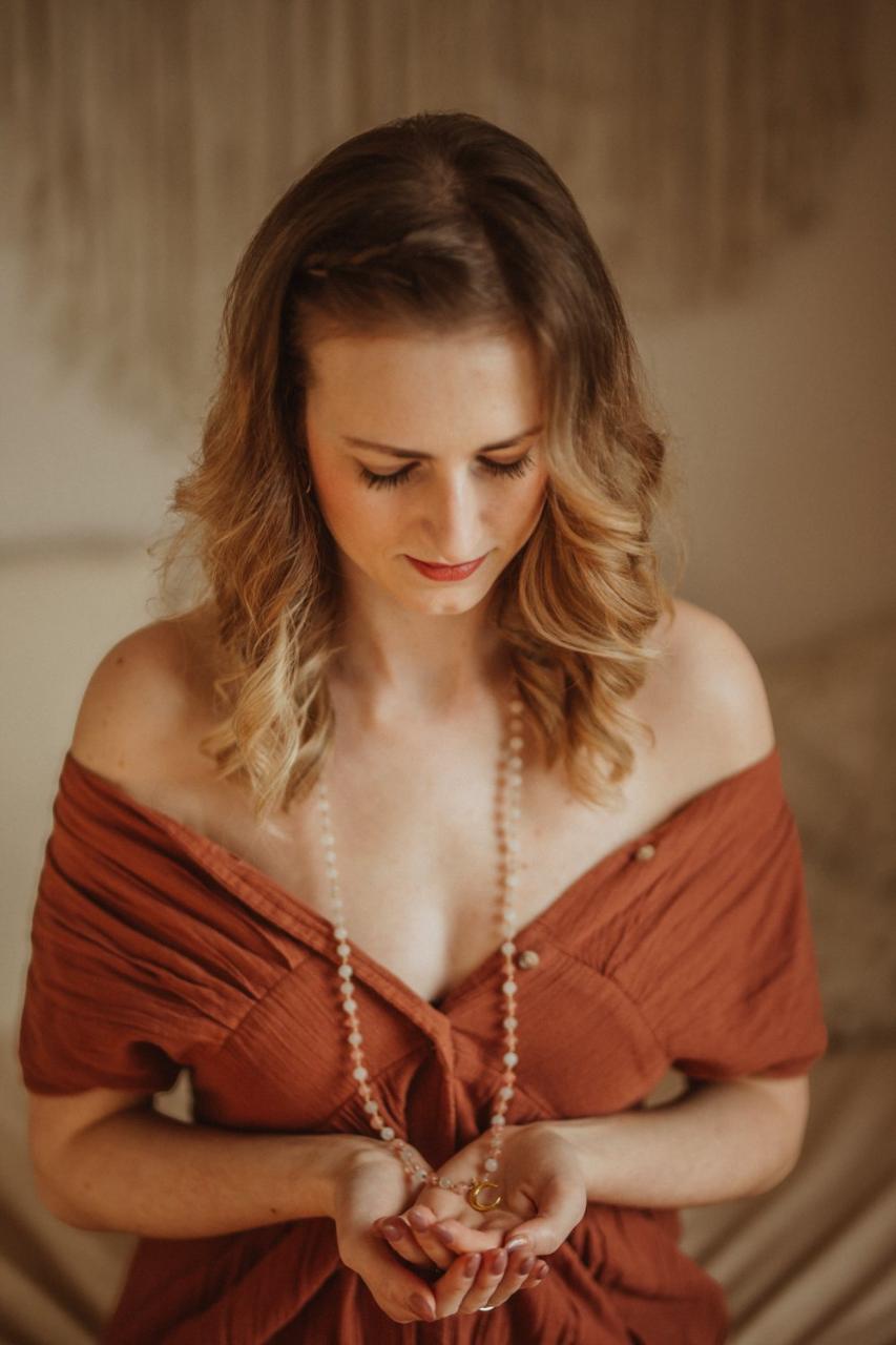 Sarah mit Mala, Augen gesenkt
