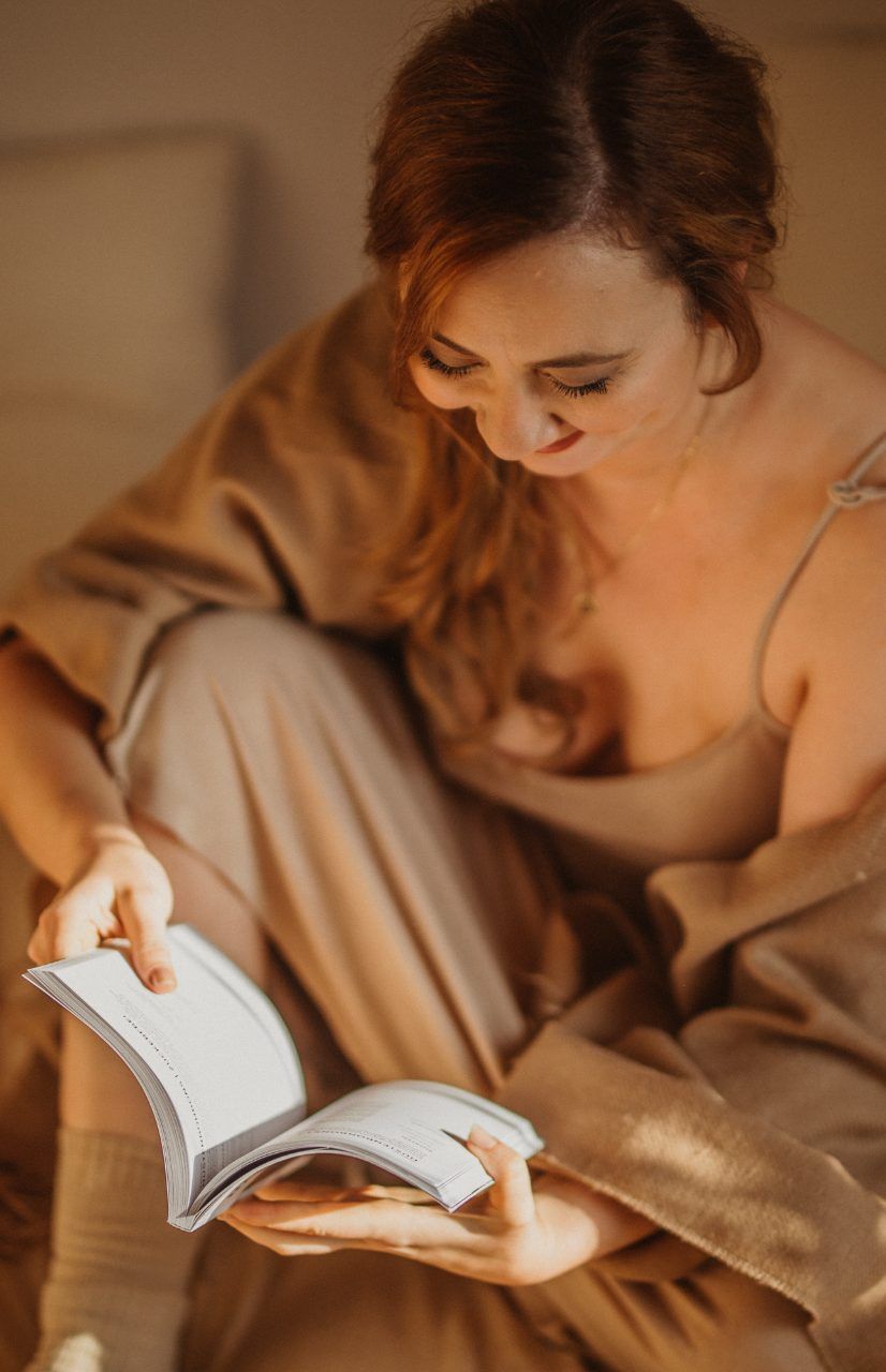 Vanessa lesend im warmen Abendlicht — wild.woman.fotografie