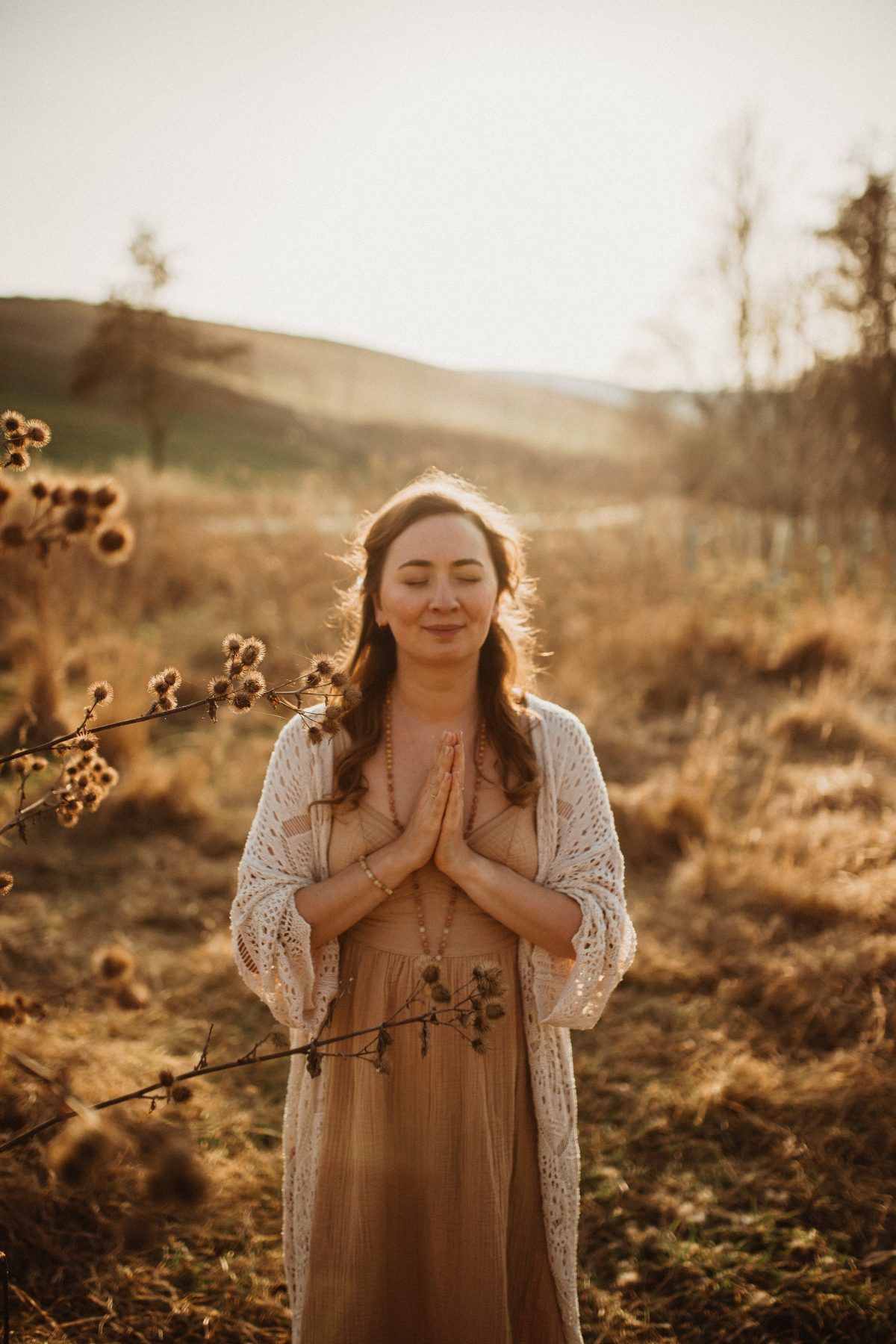 Vanessa in Andacht im Feld bei Sonnenuntergang — wild.woman.fotografie