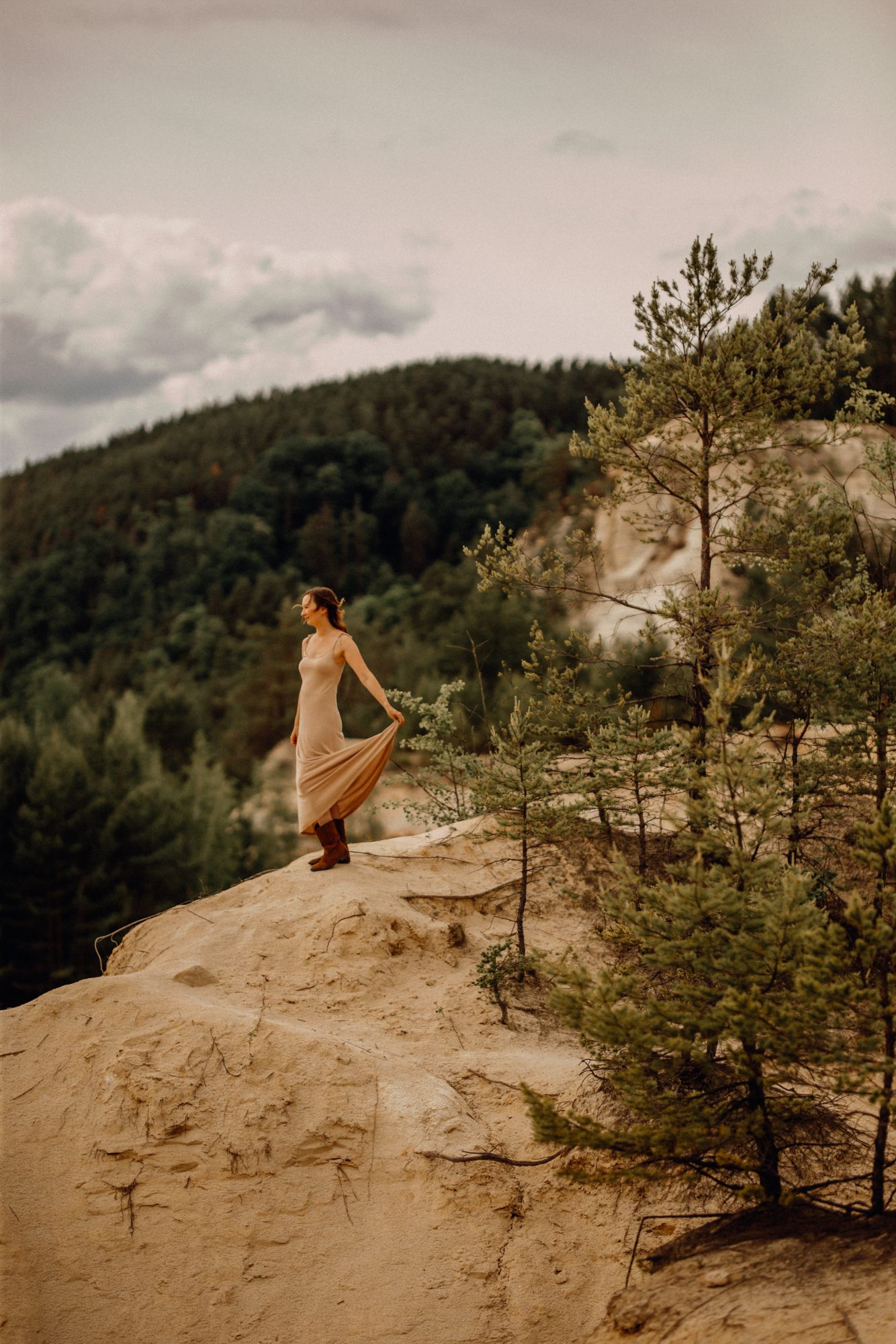 Vanessa auf dem Felsen über dem Waldtal