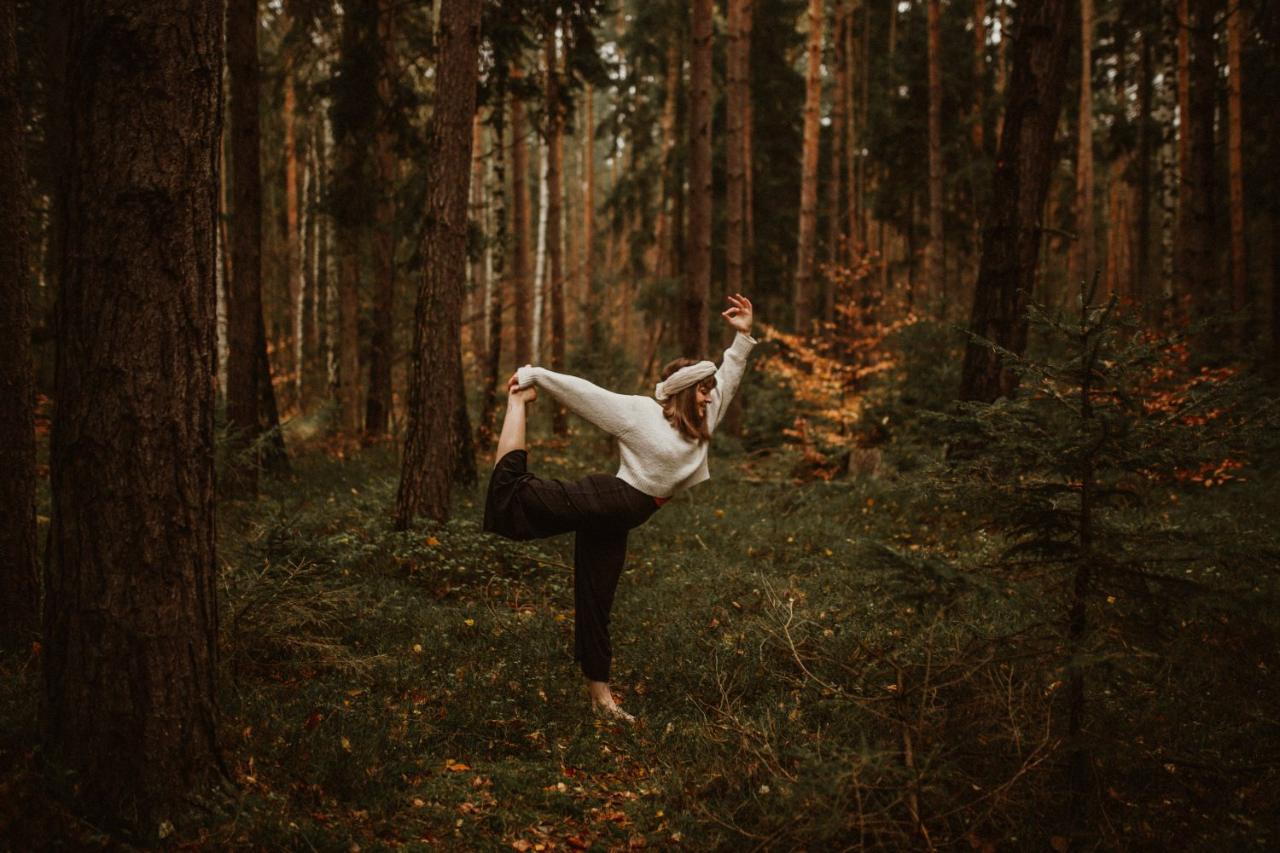 Vanessa in Bewegung im Wald