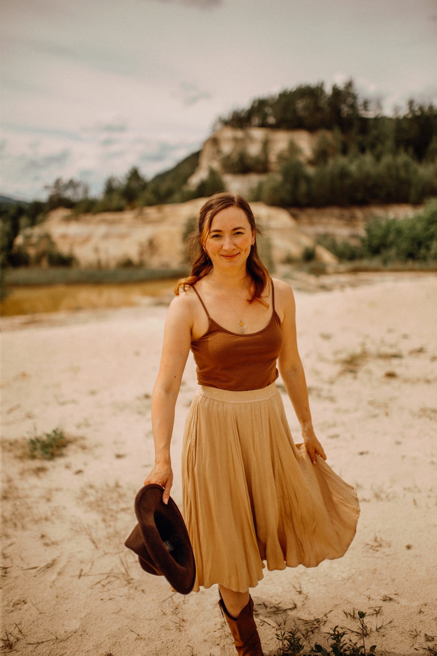 Vanessa im Sandsteinbruch, Hut in der Hand